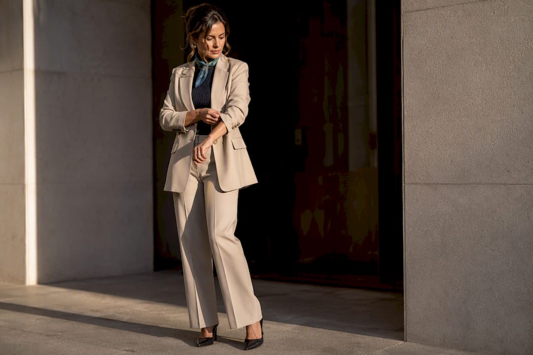 Mulher com visual smart casual feminino