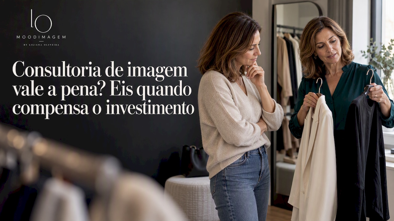 Consultora e cliente estão a avaliar roupas
