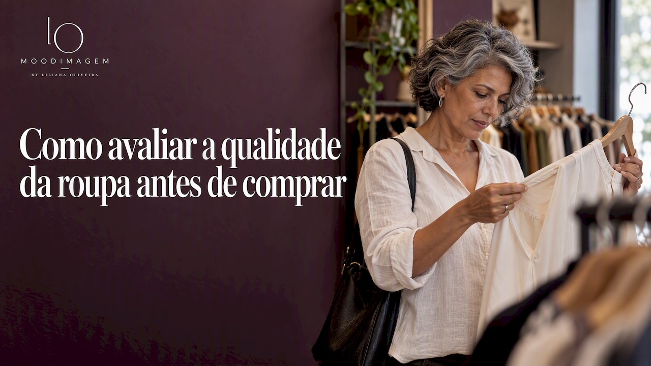 Mulher a verificar a costura de uma blusa